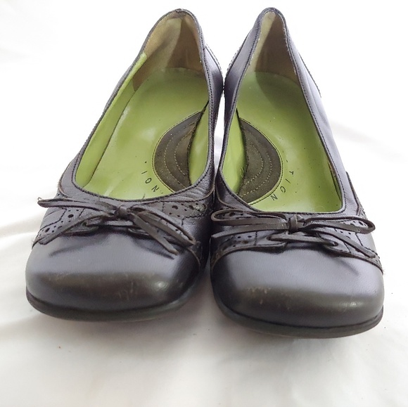 Kenneth Cole Black Leather Heels with Bow - Picture 3 of 8